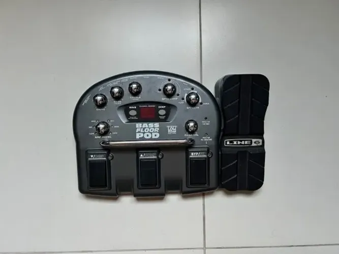 Pedaleira Line 6 Bass Floor POD para Baixo + Fonte