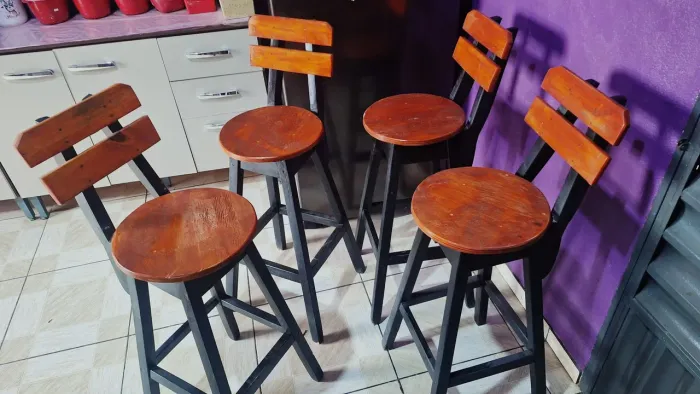 4 bancos para balcão semi novos!!!