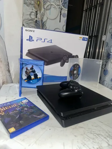 Sony Playstation 4 Slim 1 Tb pack: God of war , Medievil e Ufc4 