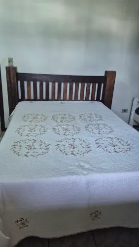 Cama de Casal em Madeira Maciça Estilo Rústico