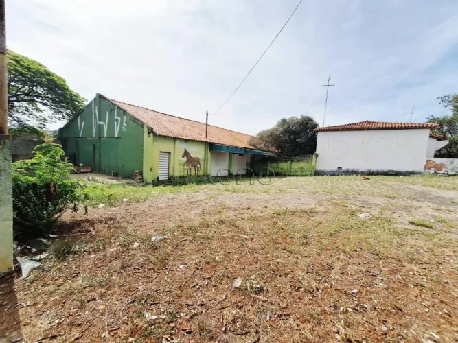 Terreno à venda em Valinhos, Vila Santana, com 1789 m²