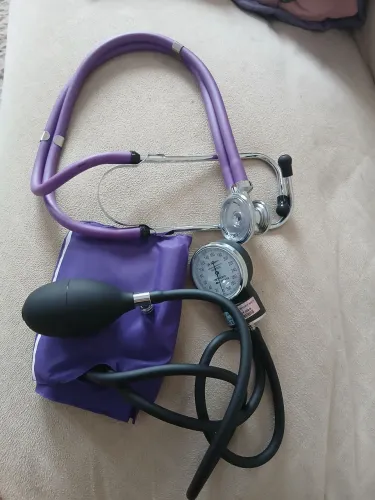 Estetoscópio e medidor de pressão