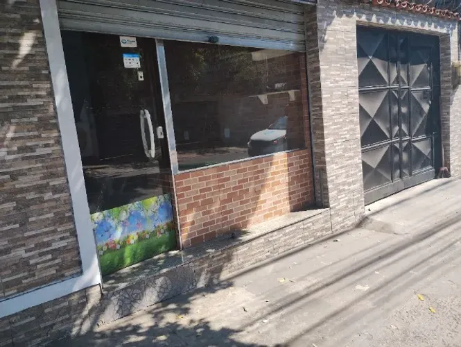 Aluga-se loja comercial em Jardim América, RJ.