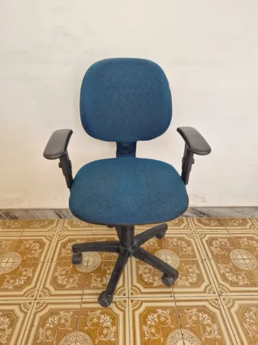 Cadeira de Escritório com Apoio para o Braço Giratória Azul Usada
