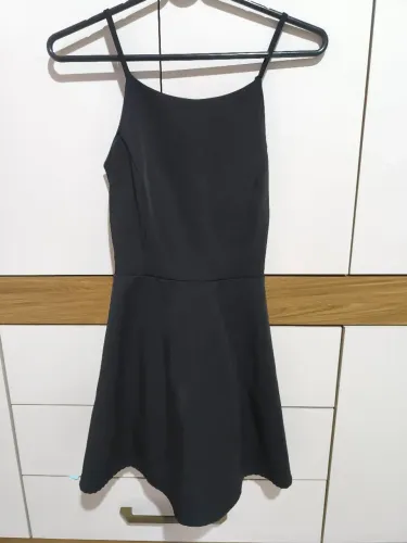 Vestido preto com amarração atrás da marca Testoni