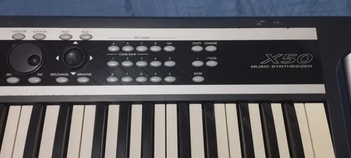 Teclado sintetizador Korg X50.