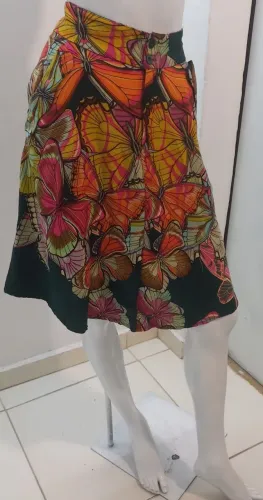 Saia com borboleta tamanho M usada