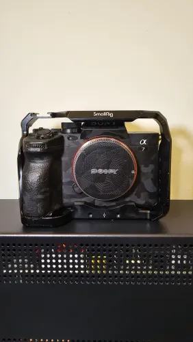 Sony A7IV A74 com Cage