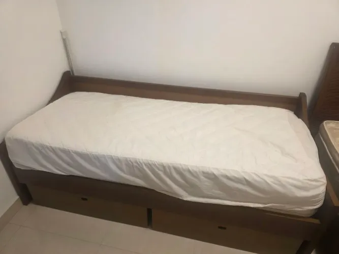 Cama de solteiro com colchão e duas gavetas