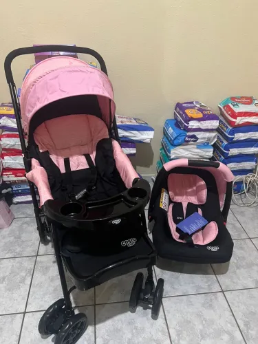 Carrinho de bebê e bebê conforto