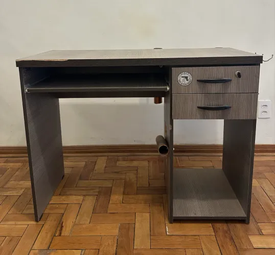 Escrivaninha / mesa para computador e estudos