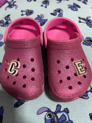 Crocs infantil rosa com glitter