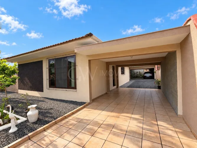 Casa plana com 3 suítes no Iririú