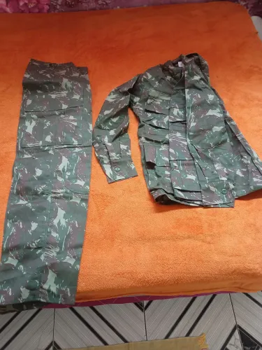 Calça e camisa