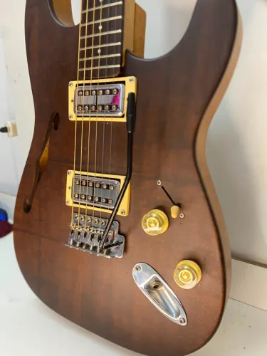 Guitarra de luthier - superstrato