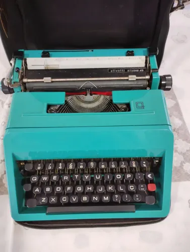 Vende-se Máquina de escrever Olivetti STUDIO 45