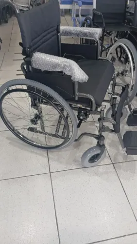 Vendo cadeira de rodas em perfeito estado, novíssima 