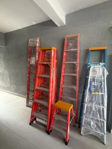Escada tesoura em fibra