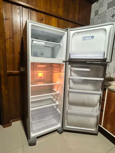 GELADEIRA ELECTROLUX - frostfree, 2 portas e em ótimo estado.