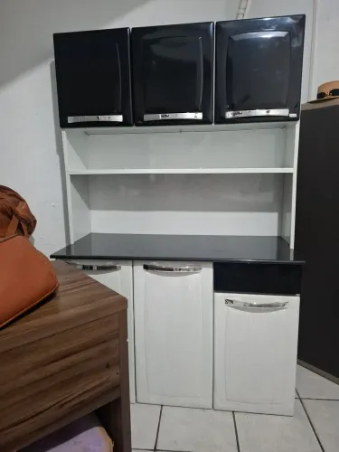 Armário de cozinha em aço nas cores branco e preto com 06 portas e 01 gaveta.