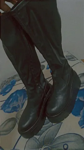 Bota preta de cano longo com sola tratorada