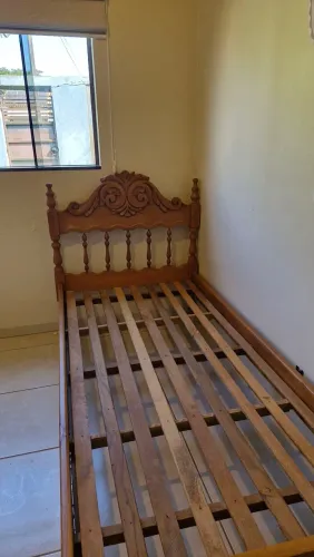Cama solteiro de cerejeira