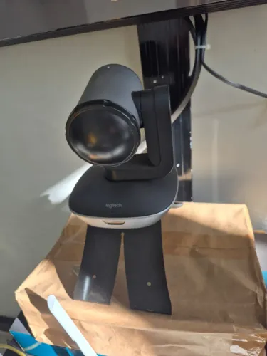 Câmera de conferência com 2 microfones e auto falante de mesa.