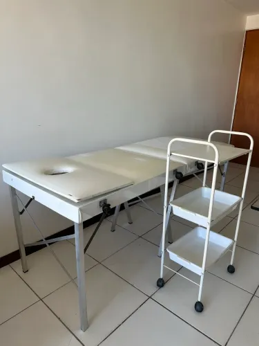 Maca de massagem e carrinho auxiliar