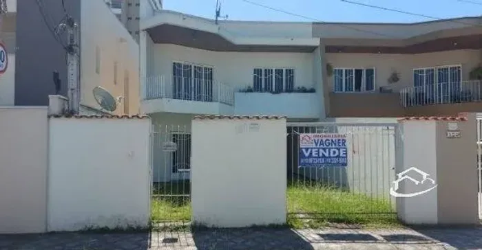 Sobrado com 5 dormitórios na Rua Lulú Meyer em Lorena à venda.