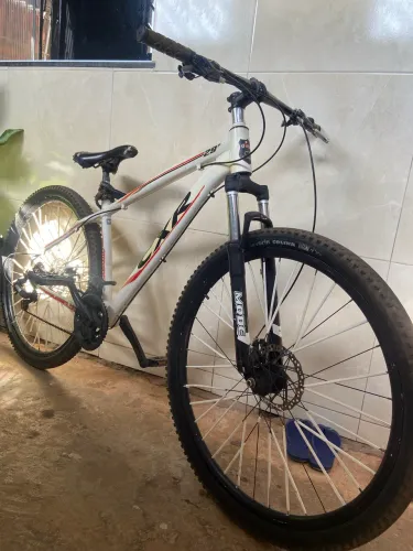Vendo bicicleta aro 29 usada, preço 600 reais pra vender logo