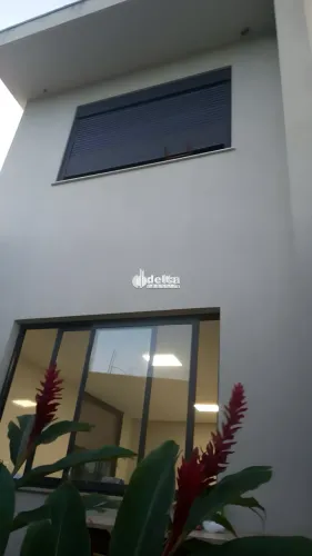 Casa no condomínio Bosque Karaiba disponível para locação e venda em Uberlândia-MG.