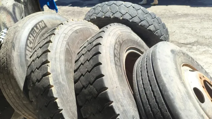 Lote 9 Pneus de Caminhão 11.00R22 com Aro