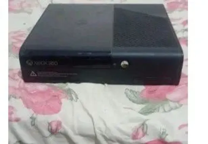Xbox 360 Com dois controles sem jogos em ótimo estado.
