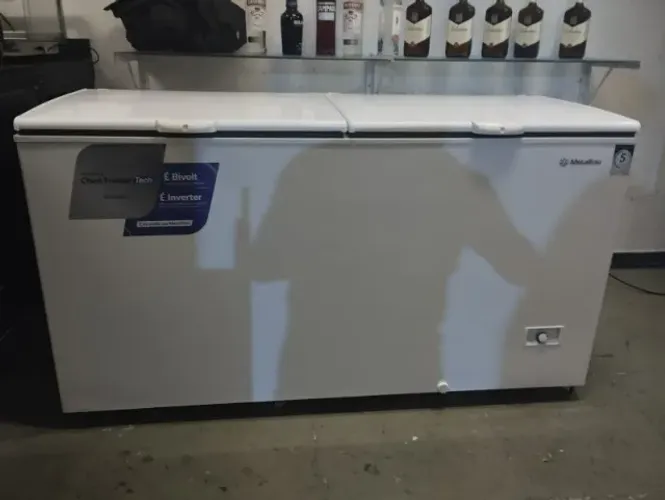 Vende-se freezer horizontal 2 portas 546L ? top, conservado e funcionando 100%!