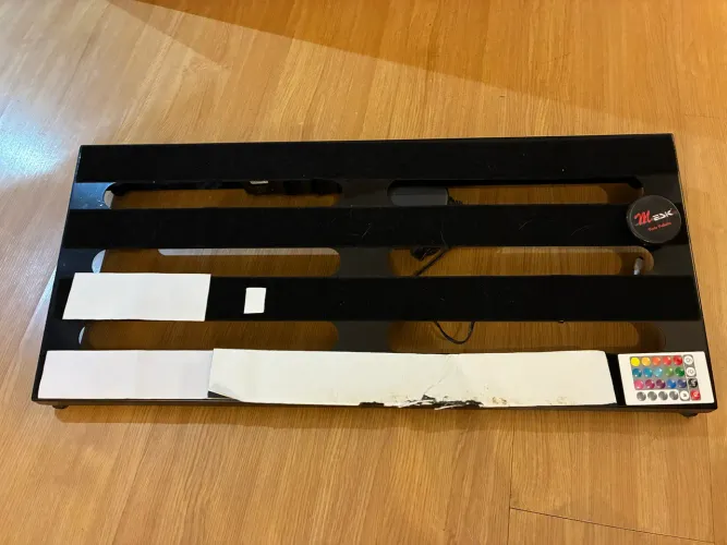 PEDALBOARD MESK 70x30cm COM LED E ELÉTRICA + BAG