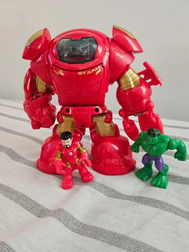 Brinquedo armadura homem de  ferro  contra huk