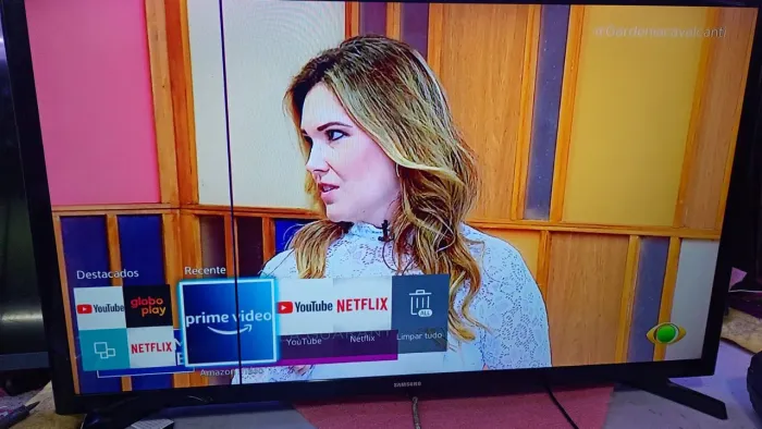 Smartv 32 polegadas funcionando perfeitamente 400 reais com linha na tela
