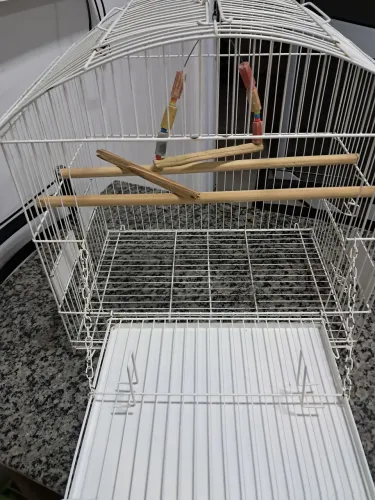 Vendo gaiola versátil e espaçosa para aves