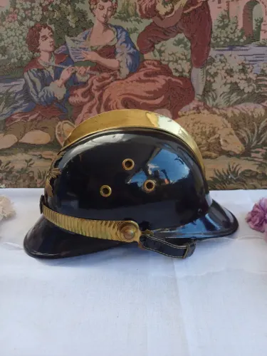 Capacete militar antigo colecionável é ótimo estado