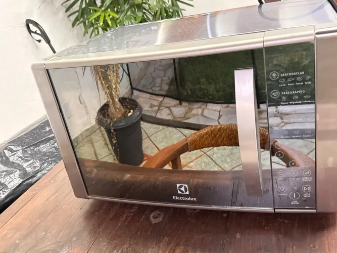 Microondas Eletrolux inox c/defeito.