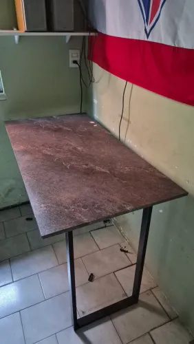 Mesa de madeira com base metalon - MDF