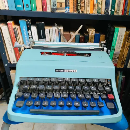Máquina de escrever Olivetti Lettera 32 perfeita, com manual
