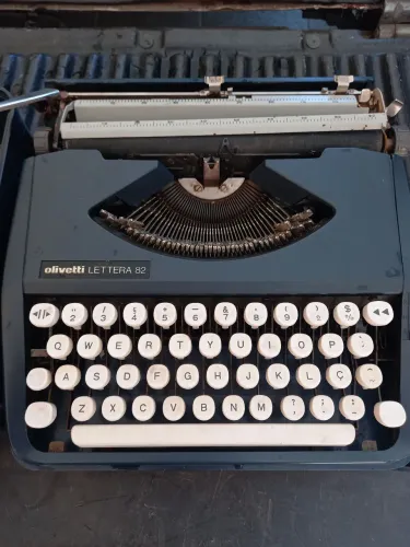 Máquina de Escrever Antiga Olivetti Lettera 82 - Funcional