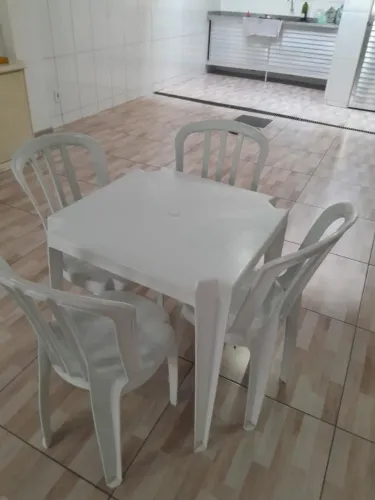 mesa com 4 cadeiras de plastico