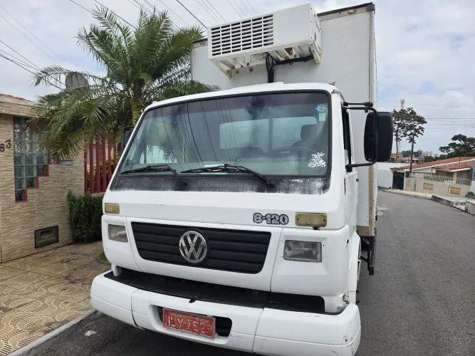 Wolks 8.120 com bau reforçado canaletado refrigerado