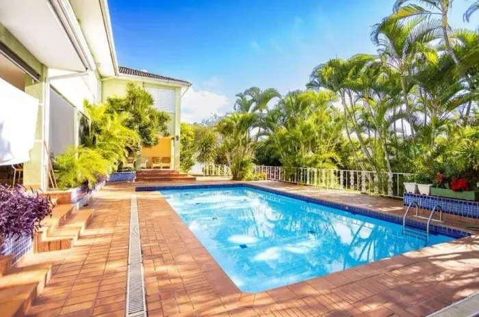 CASA EXTRAORDINÁRIA NA QI 25 | 1.880 M² DE TERRENO | VISTA PARA O LAGO