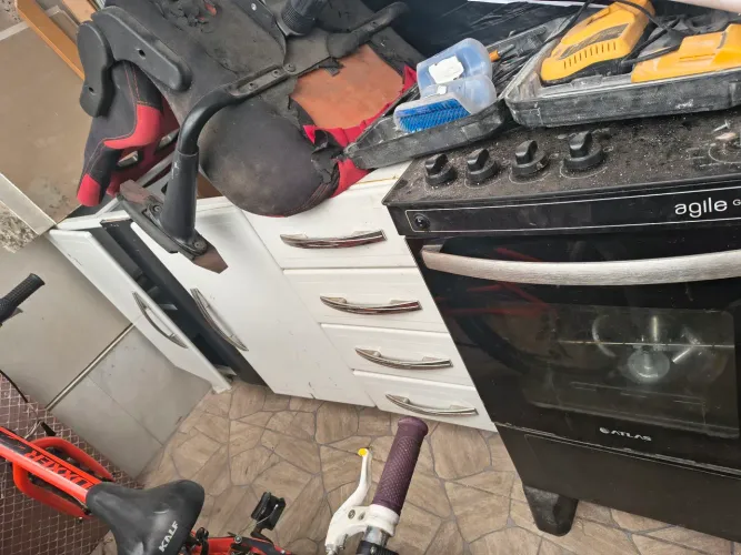 Vendo pia granito com armário e fogão 4 bocas  funcionando perfeitamente 450 os 2