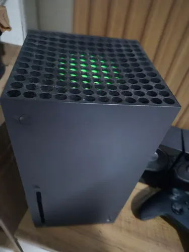 Xbox series X com dois controles e 1 kit de bateria para controle