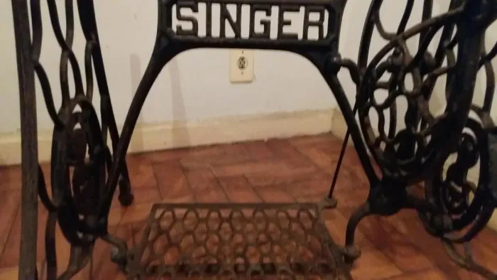 VENDO PE DE MESA SINGER DE FERRO RETR?