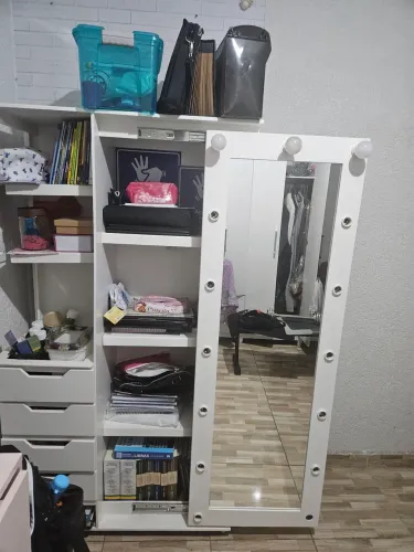 Estante com espelho